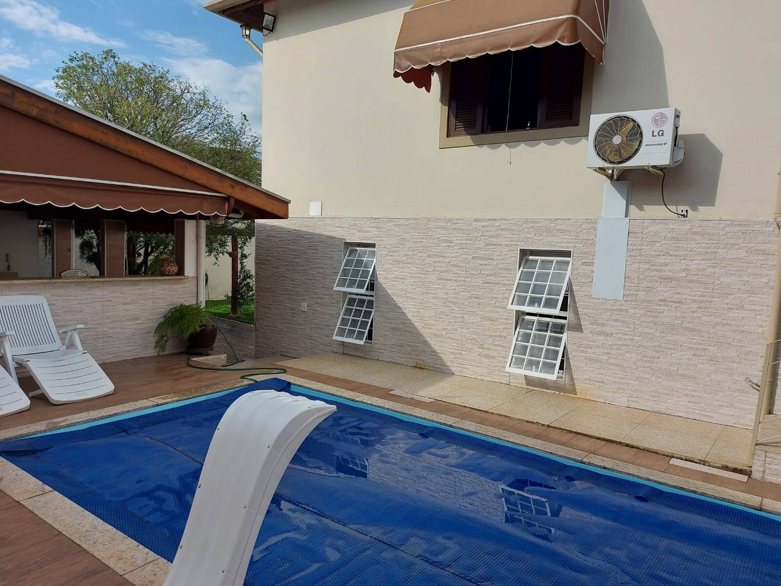 Casa à venda com 3 quartos, 220m² - Foto 1