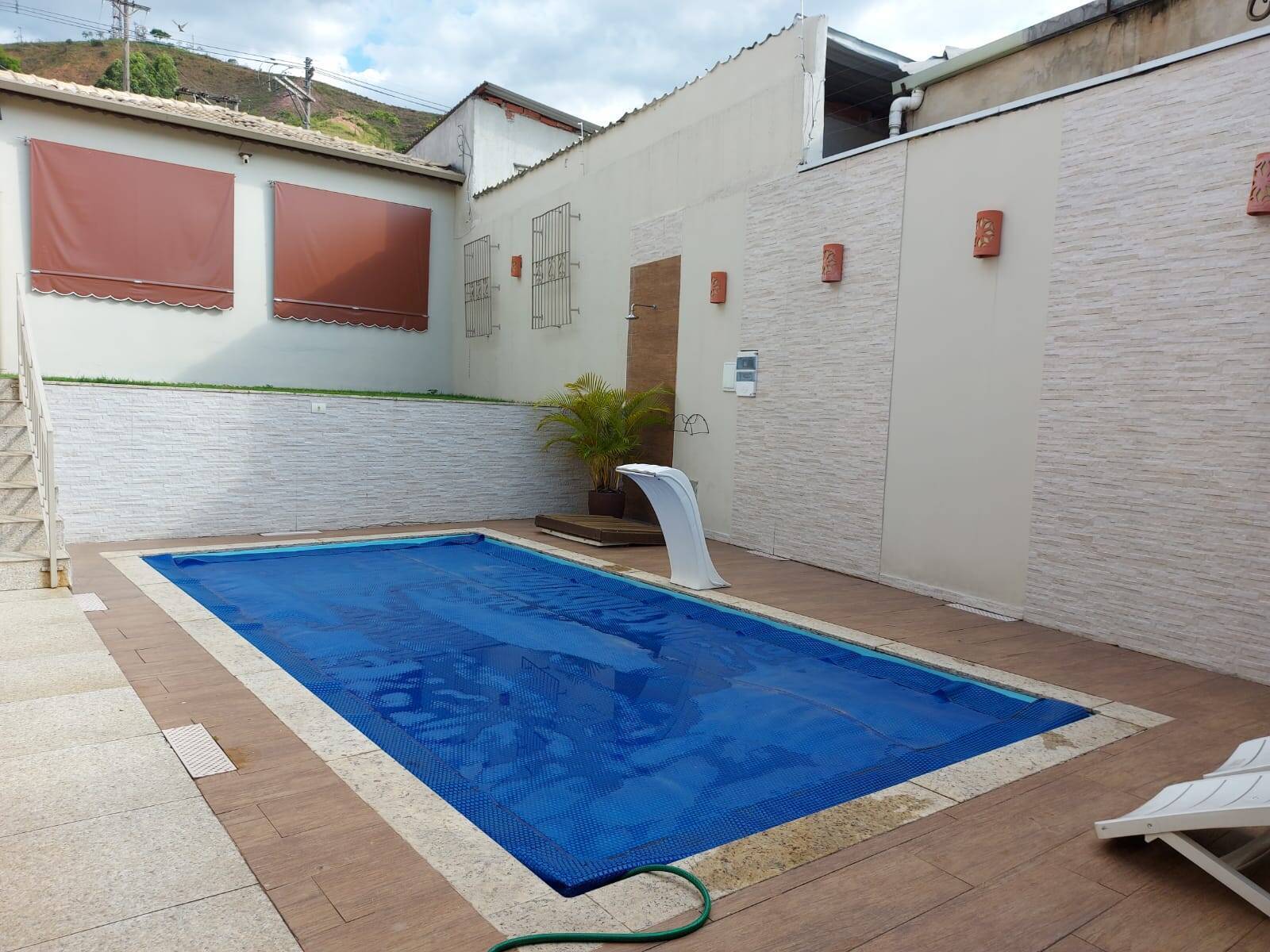 Casa à venda com 3 quartos, 220m² - Foto 2