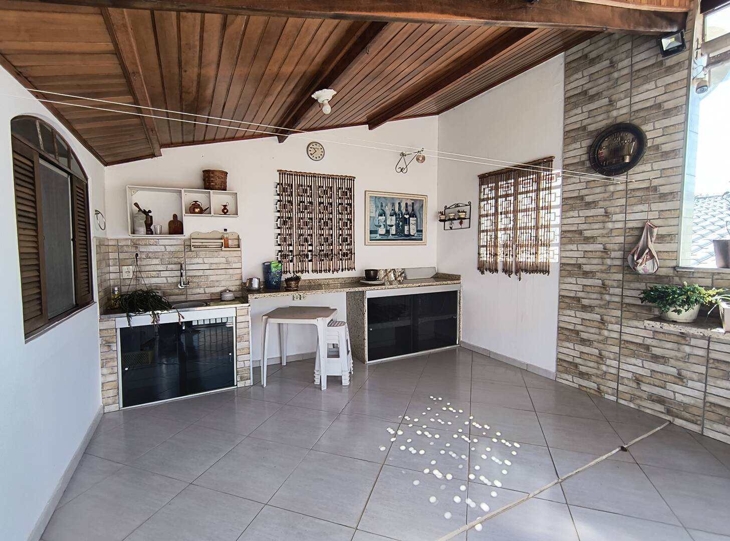 Casa à venda com 2 quartos, 220m² - Foto 1