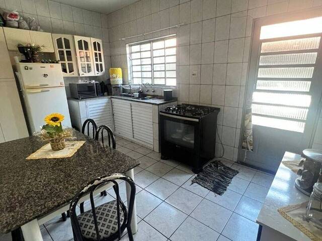 Casa para Venda em Guaratinguetá - 2
