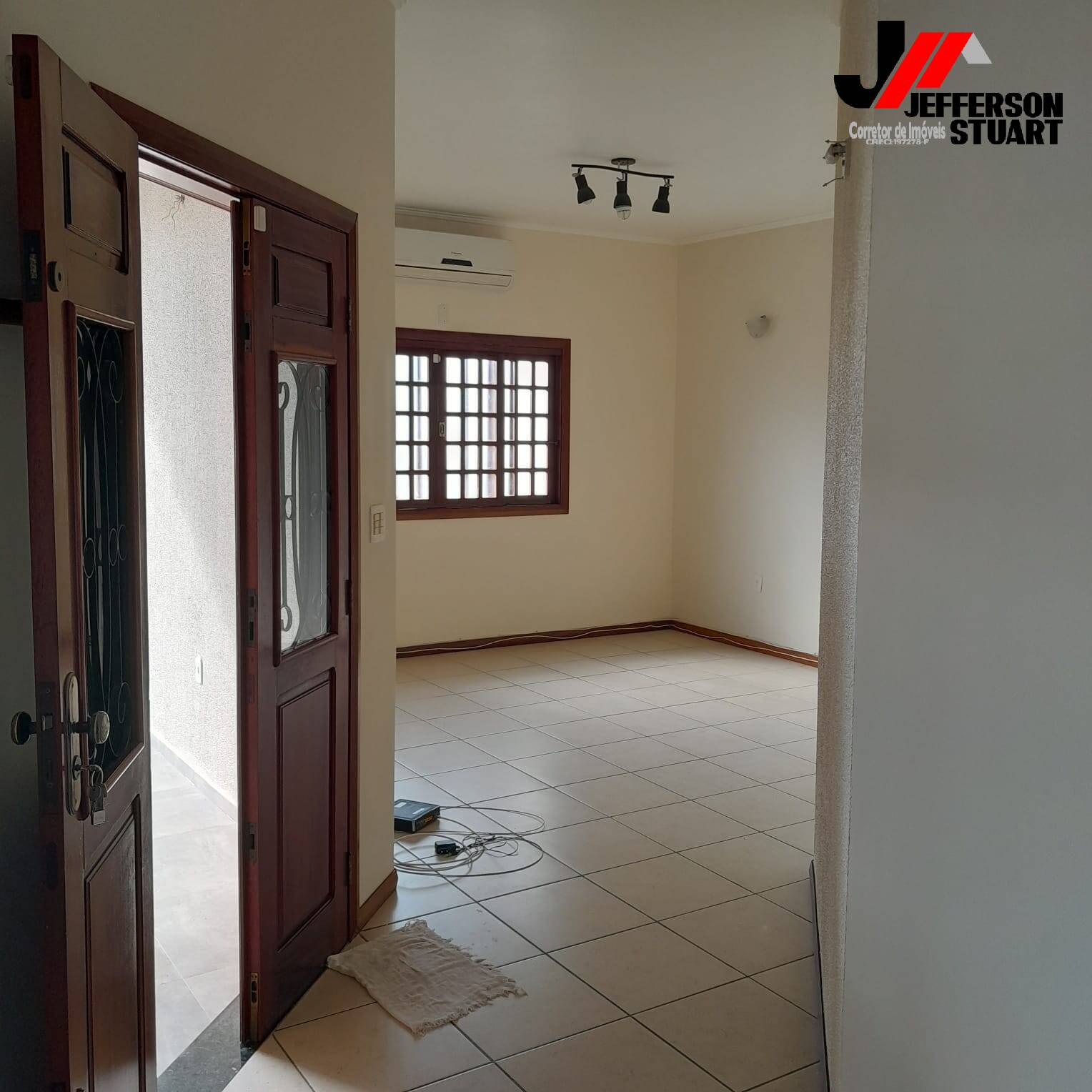 Casa à venda com 3 quartos, 190m² - Foto 1